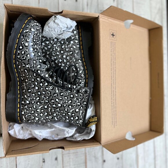 Doc Martens Women's Gun Metal Leopard Print Smooth Leather Lace Up Boots NIB - Picture 2 of 8